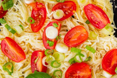 Domatesli makarna vermicelli sebzeler sofrada taze gurme yemek arkaplanı rustik yiyecekler üst manzara fotokopi alanı