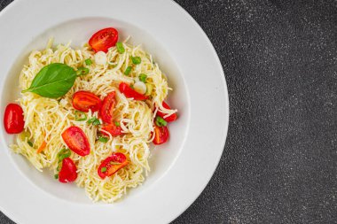 Domatesli makarna vermicelli sebzeler sofrada taze gurme yemek arkaplanı rustik yiyecekler üst manzara fotokopi alanı