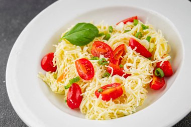 Domatesli makarna vermicelli sebzeler sofrada taze gurme yemek arkaplanı rustik yiyecekler üst manzara fotokopi alanı