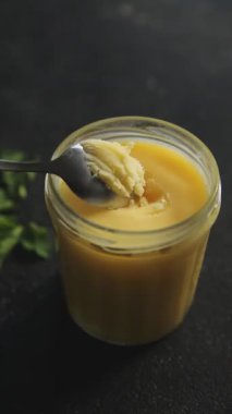 Ghee tereyağı ya da şeffaf tereyağlı yemek arkaplanı masaya rustik gıda üst görünümü fotokopi alanı keto ve paleo diyet vejetaryen ve vejetaryen gıda