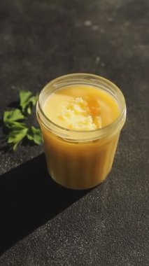 Ghee tereyağı ya da şeffaf tereyağlı yemek arkaplanı masaya rustik gıda üst görünümü fotokopi alanı keto ve paleo diyet vejetaryen ve vejetaryen gıda