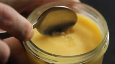 Ghee tereyağı ya da şeffaf tereyağlı yemek arkaplanı masaya rustik gıda üst görünümü fotokopi alanı keto ve paleo diyet vejetaryen ve vejetaryen gıda