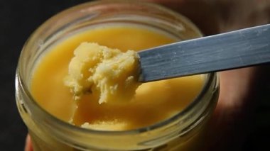 Ghee tereyağı ya da şeffaf tereyağlı yemek arkaplanı masaya rustik gıda üst görünümü fotokopi alanı keto ve paleo diyet vejetaryen ve vejetaryen gıda