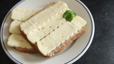 Sandviç peynirli Camembert peyniri ya da Brie taze gurme yemek arkaplanı masa rustik gıda üst görünüm fotokopi alanı