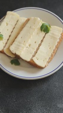 Sandviç peynirli Camembert peyniri ya da Brie taze gurme yemek arkaplanı masa rustik gıda üst görünüm fotokopi alanı