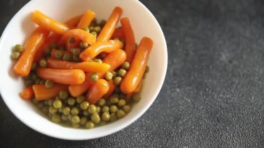 Yeşil bezelye havucu konserve yiyecek lezzetli gurme yemek arka plandaki masa yemeği rustik yemek fotokopi alanı 