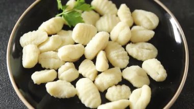 Gnocchi çiğ, taze, lezzetli, gurme, arka plan, sofra, sade yemek. Üst manzara, vejetaryen ve vejetaryen yemeklerini kopyala.