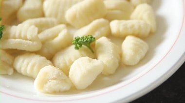 Gnocchi çiğ, taze, lezzetli, gurme, arka plan, sofra, sade yemek. Üst manzara, vejetaryen ve vejetaryen yemeklerini kopyala.