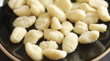 Gnocchi çiğ, taze, lezzetli, gurme, arka plan, sofra, sade yemek. Üst manzara, vejetaryen ve vejetaryen yemeklerini kopyala.
