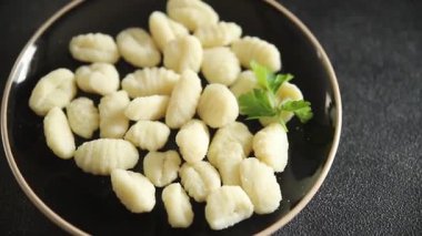 Gnocchi çiğ, taze, lezzetli, gurme, arka plan, sofra, sade yemek. Üst manzara, vejetaryen ve vejetaryen yemeklerini kopyala.