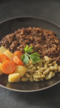 Mercimek vejetaryen ana yemek sebze, fasulye, patates, havuç lezzetli lezzetli gurme yemek arkaplan masa üzerinde rustik gıda üst görünüm fotokopi alanı keto ve paleo diyet vejetaryen ve vegan 