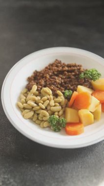 Mercimek vejetaryen ana yemek sebze, fasulye, patates, havuç lezzetli lezzetli gurme yemek arkaplan masa üzerinde rustik gıda üst görünüm fotokopi alanı keto ve paleo diyet vejetaryen ve vegan 