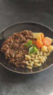 Mercimek vejetaryen ana yemek sebze, fasulye, patates, havuç lezzetli lezzetli gurme yemek arkaplan masa üzerinde rustik gıda üst görünüm fotokopi alanı keto ve paleo diyet vejetaryen ve vegan 
