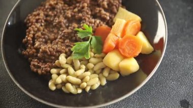 Mercimek vejetaryen ana yemek sebze, fasulye, patates, havuç lezzetli lezzetli gurme yemek arkaplan masa üzerinde rustik gıda üst görünüm fotokopi alanı keto ve paleo diyet vejetaryen ve vegan 