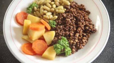 Mercimek vejetaryen ana yemek sebze, fasulye, patates, havuç lezzetli lezzetli gurme yemek arkaplan masa üzerinde rustik gıda üst görünüm fotokopi alanı keto ve paleo diyet vejetaryen ve vegan 