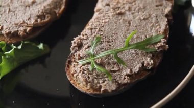 Pate tavuklu ciğer eti lezzetli gurme yemek arkaplanı masanın üstünde rustik yemek üst görünüm kopyalama alanı