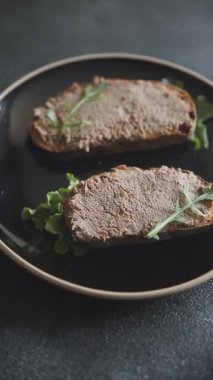 Pate tavuklu ciğer eti lezzetli gurme yemek arkaplanı masanın üstünde rustik yemek üst görünüm kopyalama alanı