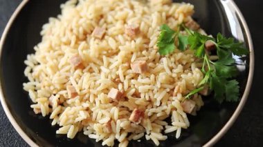 Pirinç jambonu ana yemek taze gurme yemek masanın üzerinde rustik gıda üst görünüm kopyalama alanı