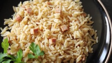 Pirinç jambonu ana yemek taze gurme yemek masanın üzerinde rustik gıda üst görünüm kopyalama alanı