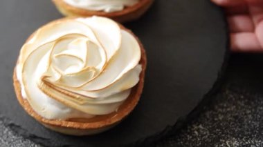Limonlu tart tatlı tatlı pasta, limonlu pasta lezzetli lezzetli lezzetli gurme yemek masa arkası kırsal yemek üst görünüm fotokopi alanı