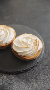 Limonlu tart tatlı tatlı pasta, limonlu pasta lezzetli lezzetli lezzetli gurme yemek masa arkası kırsal yemek üst görünüm fotokopi alanı
