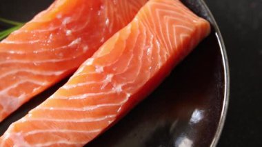 Somon balığı organik deniz ürünleri lezzetli taze gurme yemek arkaplanı masa rustik gıdalar üst görünüm fotokopi alanı pesseeter diyet