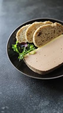 Karaciğer ezmeli ördek mus kümes eti lezzetli taze gurme yemek arka plan masa kırsal yemek üst görünüm fotokopi alanı