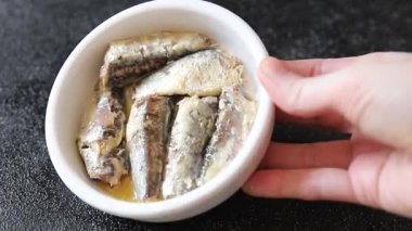 Sardalya konservesi taze lezzetli gurme yemek arkaplanı masa rustik gıda üst görünümü fotokopi alanı pesseeter diyet