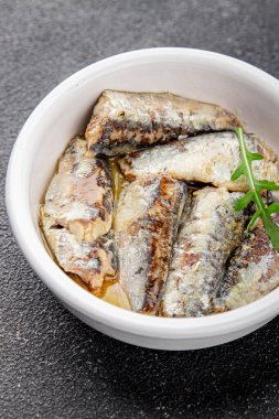 Sardalya konservesi konservesi taze gurme yemek arkaplanı masa rustik gıda üst görünümü fotokopi alanı pesseeter diyet