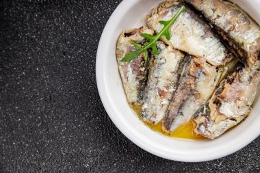 Sardalya konservesi konservesi taze gurme yemek arkaplanı masa rustik gıda üst görünümü fotokopi alanı pesseeter diyet