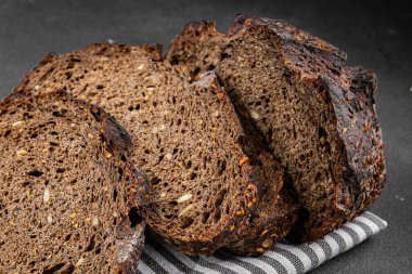 Siyah ekmek, tahıl gevreği, fırın ürünleri, taze gurme yemek arka planı, masa rustik gıdalar, fotokopi alanı.