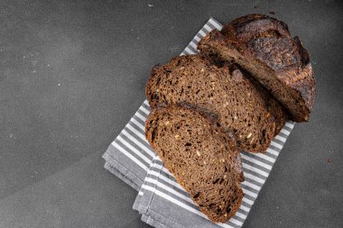 Siyah ekmek, tahıl gevreği, fırın ürünleri, taze gurme yemek arka planı, masa rustik gıdalar, fotokopi alanı.