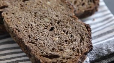 Siyah ekmek, tahıl gevreği, fırın ürünleri, taze gurme yemek arka planı, masa rustik gıdalar, fotokopi alanı.