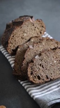 Siyah ekmek, tahıl gevreği, fırın ürünleri, taze gurme yemek arka planı, masa rustik gıdalar, fotokopi alanı.