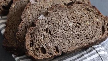 Siyah ekmek, tahıl gevreği, fırın ürünleri, taze gurme yemek arka planı, masa rustik gıdalar, fotokopi alanı.