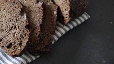 Siyah ekmek, tahıl gevreği, fırın ürünleri, taze gurme yemek arka planı, masa rustik gıdalar, fotokopi alanı.