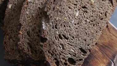 Siyah ekmek, tahıl gevreği, fırın ürünleri, taze gurme yemek arka planı, masa rustik gıdalar, fotokopi alanı.