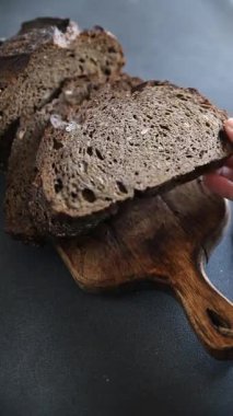 Siyah ekmek, tahıl gevreği, fırın ürünleri, taze gurme yemek arka planı, masa rustik gıdalar, fotokopi alanı.