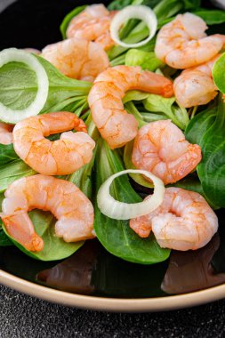 Karides salatası deniz ürünleri sebzeleri taze gurme yemek masa rustik gıda üst görünüm fotokopi alanı keto ve paleo diyet vejetaryen diyeti