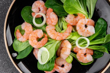 Karides salatası deniz ürünleri sebzeleri taze gurme yemek masa rustik gıda üst görünüm fotokopi alanı keto ve paleo diyet vejetaryen diyeti