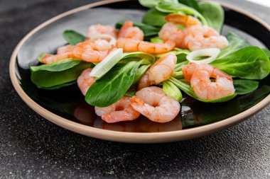 Karides salatası deniz ürünleri sebzeleri taze gurme yemek masa rustik gıda üst görünüm fotokopi alanı keto ve paleo diyet vejetaryen diyeti