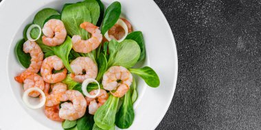 Karides salatası deniz ürünleri sebzeleri taze gurme yemek masa rustik gıda üst görünüm fotokopi alanı keto ve paleo diyet vejetaryen diyeti