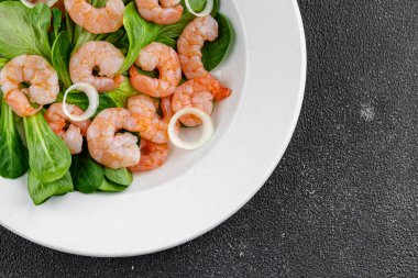 Karides salatası deniz ürünleri sebzeleri taze gurme yemek masa rustik gıda üst görünüm fotokopi alanı keto ve paleo diyet vejetaryen diyeti