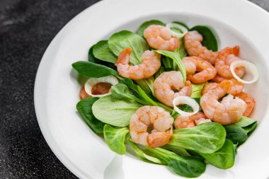 Karides salatası deniz ürünleri sebzeleri taze gurme yemek masa rustik gıda üst görünüm fotokopi alanı keto ve paleo diyet vejetaryen diyeti