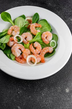 Karides salatası deniz ürünleri sebzeleri taze gurme yemek masa rustik gıda üst görünüm fotokopi alanı keto ve paleo diyet vejetaryen diyeti