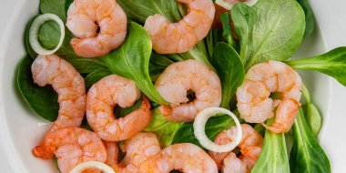 Karides salatası deniz ürünleri sebzeleri taze gurme yemek masa rustik gıda üst görünüm fotokopi alanı keto ve paleo diyet vejetaryen diyeti