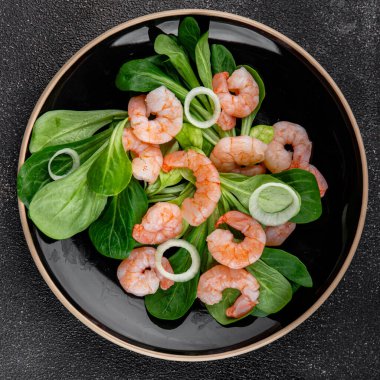 Karides salatası deniz ürünleri sebzeleri taze gurme yemek masa rustik gıda üst görünüm fotokopi alanı keto ve paleo diyet vejetaryen diyeti