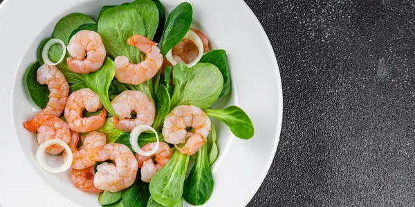 Karides salatası deniz ürünleri sebzeleri taze gurme yemek masa rustik gıda üst görünüm fotokopi alanı keto ve paleo diyet vejetaryen diyeti