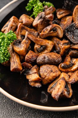 Mantarlar kızartılmış şampiyonlar sebzeler taze gurme yemek arka planı masadaki rustik yemekler fotokopi alanı keto ve paleo diyet vejetaryen ve vejetaryen yemekleri.