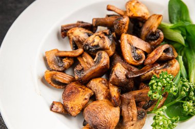 Mantarlar kızartılmış şampiyonlar sebzeler taze gurme yemek arka planı masadaki rustik yemekler fotokopi alanı keto ve paleo diyet vejetaryen ve vejetaryen yemekleri.